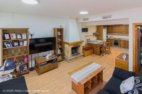 ¡OPORTUNIDAD!  BUNGALOW CON GARAJE PRIVADO EN UNA DE LAS MEJORES ZONAS DE REDOVÁN. - ALICANTE