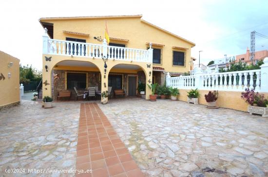 SE VENDE GRAN CHALET EN LA NUCIA - ALICANTE