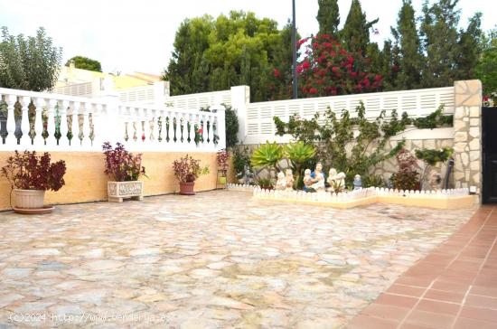 SE VENDE GRAN CHALET EN LA NUCIA - ALICANTE