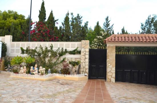 SE VENDE GRAN CHALET EN LA NUCIA - ALICANTE