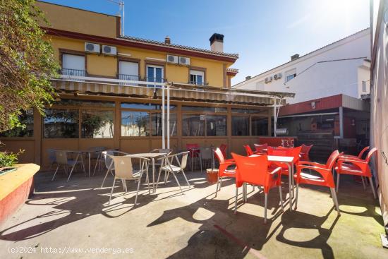 Edificio con gran negocio de restauración y vivienda junto a Polígono industrial de Escúzar - GRA