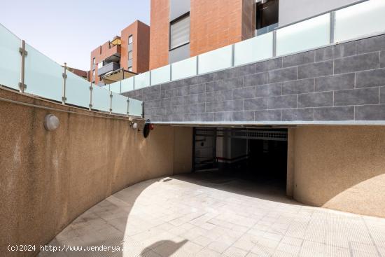 PLAZA AMPLIA DE GARAJE EN RESIDENCIAL PARQUE LAGOS - GRANADA