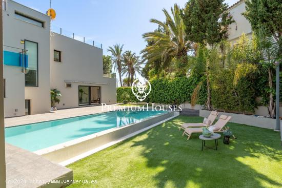 Casa moderna con piscina a la venta en Vallpineda - BARCELONA