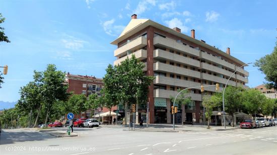 Magnificas oficinas en la Avenida de Bases de Manresa. - BARCELONA