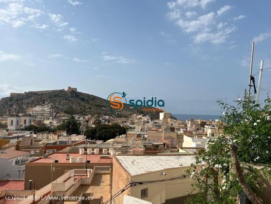 Casa pintoresca en el centro de Águilas con espectaculares vistas al castillo de San Juan y al mar 