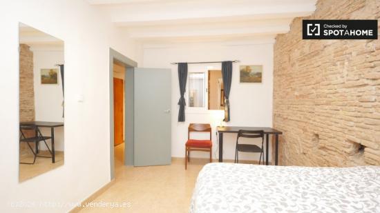 Se alquila habitación moderna en apartamento de 5 dormitorios en El Raval - BARCELONA