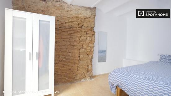 Se alquila habitación moderna en apartamento de 5 dormitorios en El Raval - BARCELONA