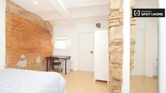 Se alquila habitación moderna en apartamento de 5 dormitorios en El Raval - BARCELONA