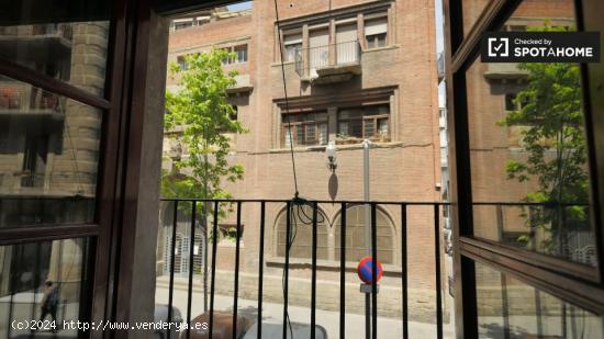 Amplia habitación en alquiler en apartamento de 5 dormitorios en El Raval - BARCELONA