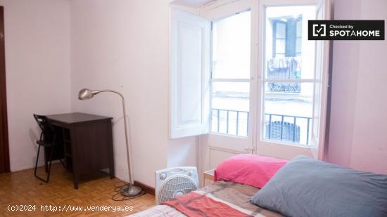 Amplia habitación en alquiler en apartamento de 5 dormitorios en El Raval - BARCELONA