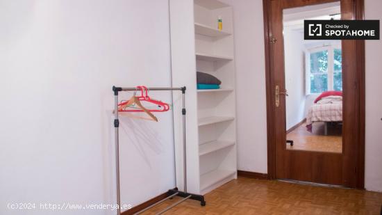 Amplia habitación en alquiler en apartamento de 5 dormitorios en El Raval - BARCELONA