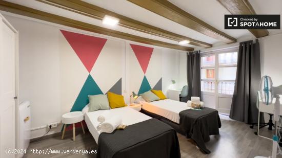 Amplia habitación con balcón en alquiler en piso de 5 habitaciones en Barri Gòtic - BARCELONA