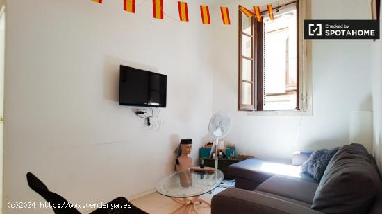 Amplia habitación con balcón en alquiler en un apartamento de 4 dormitorios en El Raval - BARCELON