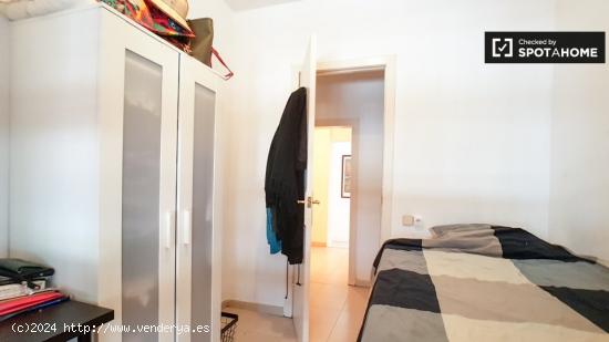 Acogedora habitación en alquiler en apartamento de 4 dormitorios en EL Raval - BARCELONA