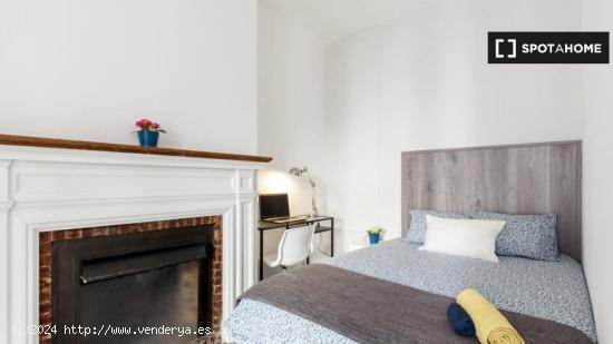 Se alquila habitación en el relajado apartamento de 7 dormitorios en El Born. - BARCELONA