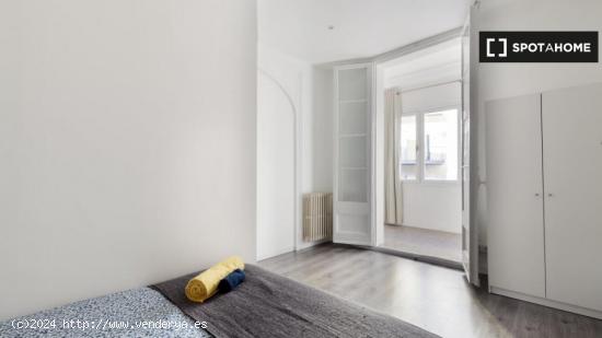 Se alquila habitación en el relajado apartamento de 7 dormitorios en El Born. - BARCELONA