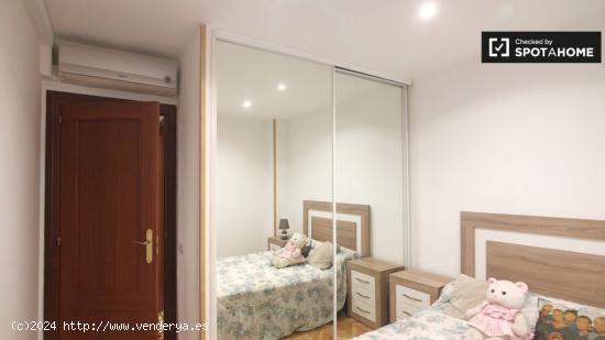 Elegante habitación solo para mujeres en apartamento de 4 dormitorios en Ciudad Lineal - MADRID