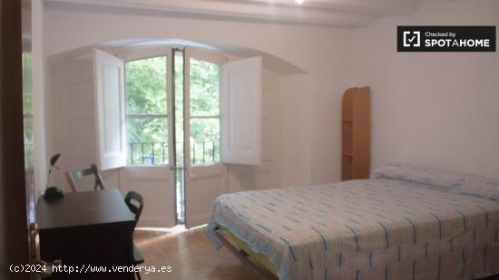 Habitación soleada en apartamento de 5 dormitorios en El Raval, Barcelona - BARCELONA