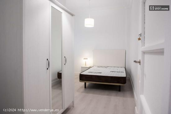  Se alquilan habitaciones en apartamento de 4 dormitorios en Salamanca - MADRID 