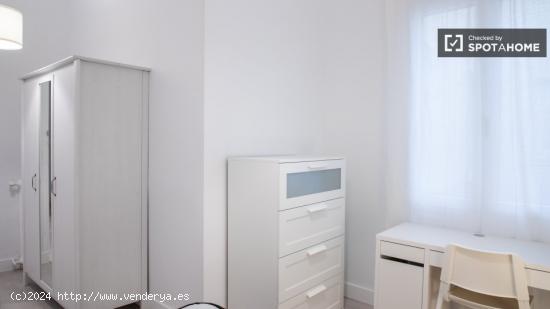 Se alquilan habitaciones en apartamento de 4 dormitorios en Salamanca - MADRID