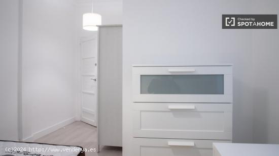 Se alquilan habitaciones en apartamento de 4 dormitorios en Salamanca - MADRID