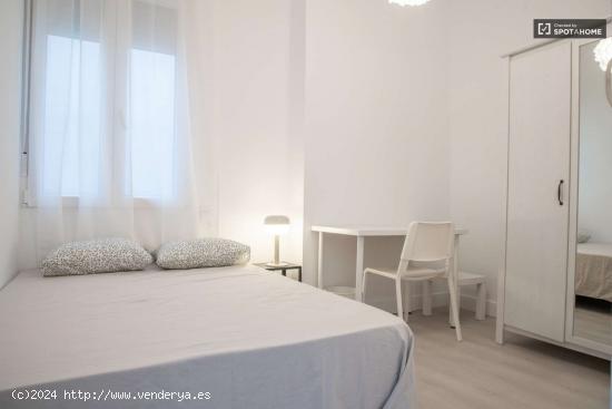  Se alquilan habitaciones en apartamento de 4 dormitorios en Salamanca - MADRID 