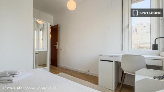 Habitaciones en alquiler en apartamento de 4 dormitorios en sant martí. - BARCELONA