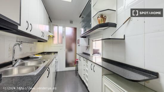 Habitaciones en alquiler en apartamento de 4 dormitorios en sant martí. - BARCELONA