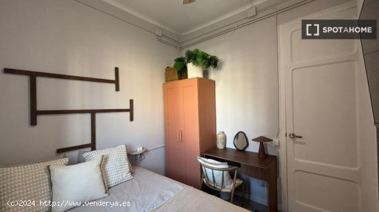 Habitación en piso compartido en barcelona. - BARCELONA