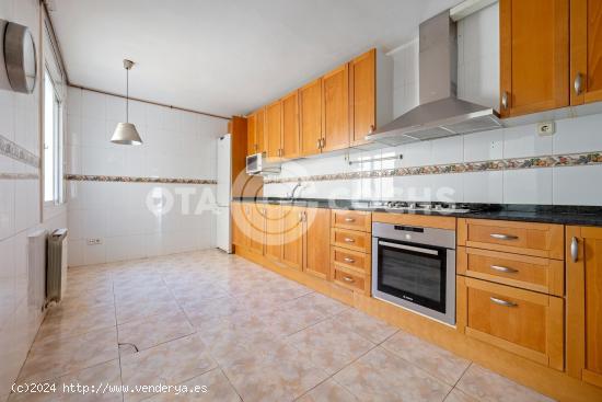 ¡Oportunidad Única en Reus! Piso de 3 Habitaciones con Ascensor en Av. Països Catalans - TARRAGON