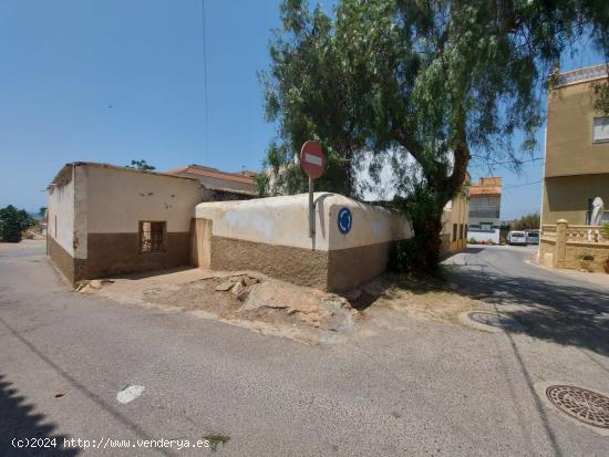 Suelo con casa en ruina en Balanegra - ALMERIA