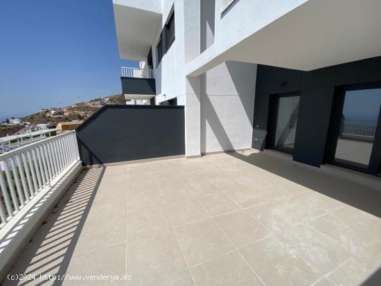 Bajo con terraza 34 m2 con 2 plazas de garaje y trastero en Benalmádena - MALAGA