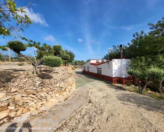 Finca Rústica con casa y piscina, a 900 metros de la playa - TARRAGONA