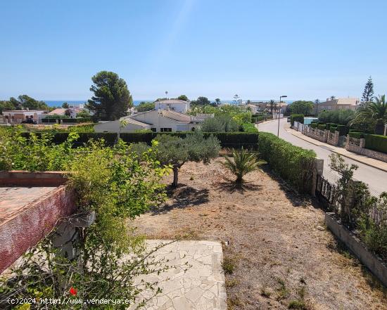 Casa unifamiliar de 113 M2 en planta baja, con dos parcelas esquineras de 1.260 M2 - TARRAGONA