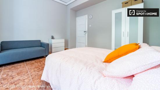 Gran habitación con una cómoda en el apartamento de 6 dormitorios, Extramurs - VALENCIA