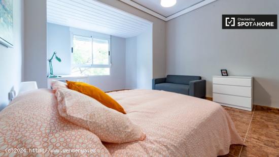 Gran habitación con una cómoda en el apartamento de 6 dormitorios, Extramurs - VALENCIA