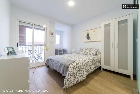  Amplia habitación en un apartamento de 5 dormitorios en L'Eixample - VALENCIA 