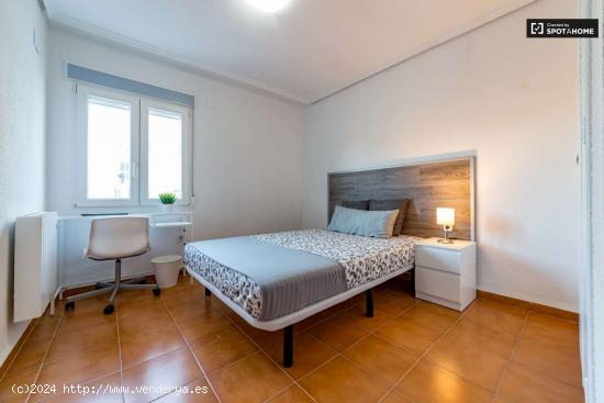  Habitación amueblada en un apartamento de 6 dormitorios en Rascanya - VALENCIA 