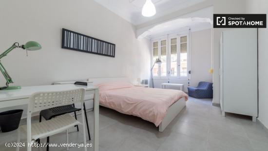 Amplia habitación en un apartamento de 5 dormitorios en Russafa, Valencia - VALENCIA