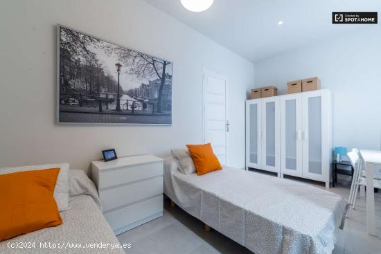  Acogedora habitación en alquiler en un apartamento de 5 dormitorios en L'Eixample - VALENCIA 