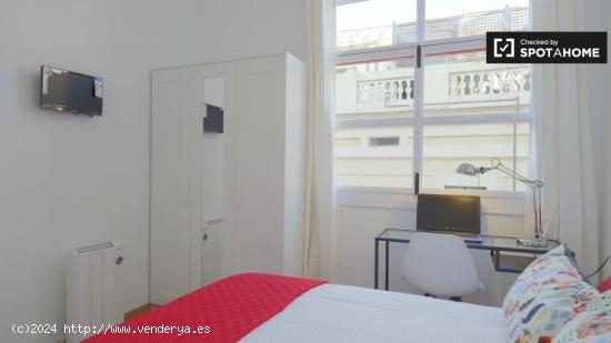 Habitación luminosa en alquiler en un apartamento de 6 dormitorios en el Eixample Dreta - BARCELONA