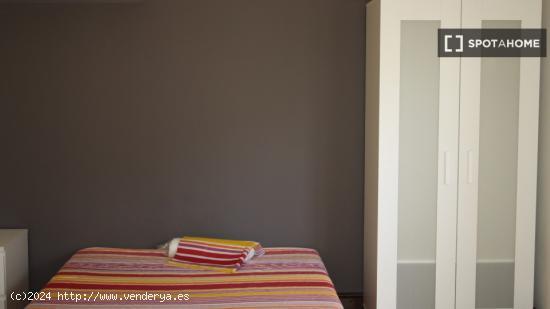 Habitación soleada con escritorio en apartamento de 6 dormitorios, El Born - BARCELONA