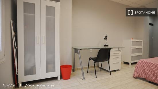 Habitación equipada con escritorio en un apartamento de 6 habitaciones, Ciutat Vella - VALENCIA