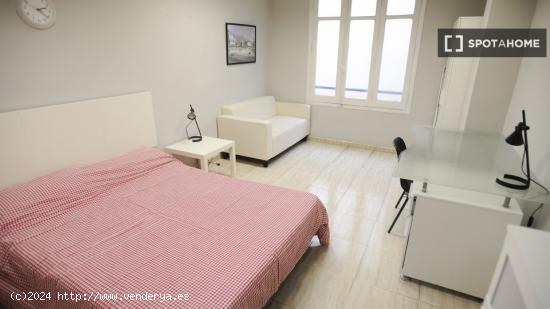 Habitación equipada con escritorio en un apartamento de 6 habitaciones, Ciutat Vella - VALENCIA