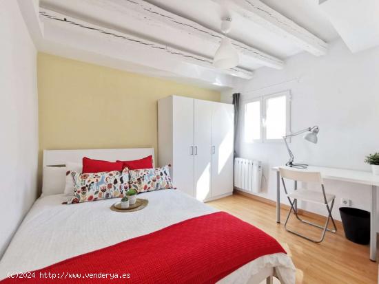  Habitación acogedora con armario independiente en el apartamento compartido, Puerta del Sol - MADRI 