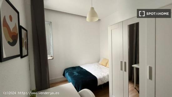 Se alquila habitación amueblada para estudiantes en piso de 15 habitaciones en Salamanca - MADRID