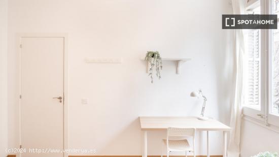 Se alquila habitación en piso de 4 dormitorios en Barcelona - BARCELONA