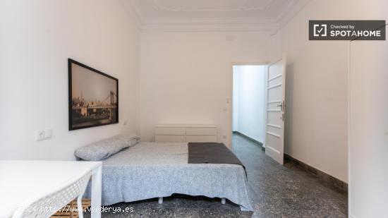 Se alquila habitación en piso de 5 dormitorios en Valencia - VALENCIA