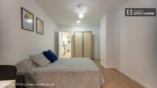 ¡Se alquilan habitaciones en un apartamento de 5 habitaciones en Valencia! - VALENCIA