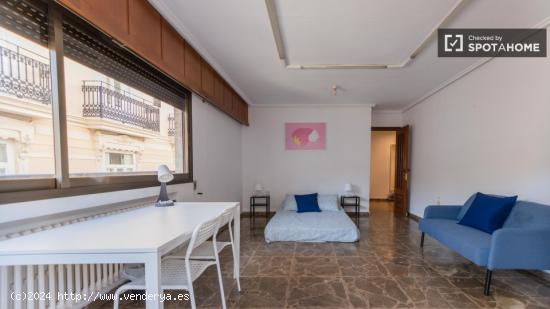 Se alquilan habitaciones en un apartamento de 4 dormitorios en Ciutat Vella - VALENCIA